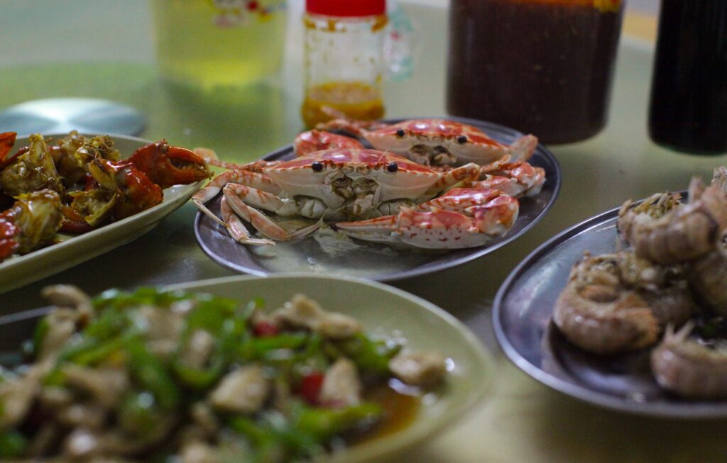 Mesa de restaurante con marisco de Hainan, China